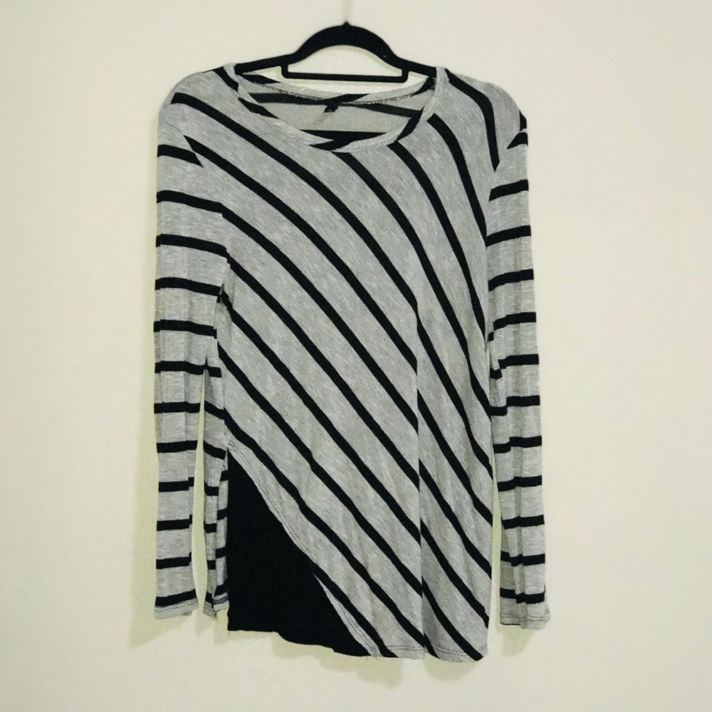 Sweater style gray and black top